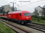 2016 020-6 und 2143 mit einem Regionalzug bei der Ausfahrt aus Wien Sdbahnhof (Ostseite), am 24-09-2002