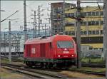 2016 069 fhrt am 14.09.2010 zur Tankstelle im Hauptbahnhof von Linz.