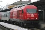 2016 081-8 bei der Einfahrt im Bahnhof Wiener Neustadt.