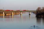 Whrend der Regionalzug 2582 nach Marchegg ber die Ostbahnbrcke rollt, legt sich der Ruderer im Vordergund nochmals ordentlich ins Zeug.