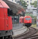 Begegnungen. Whrend 2016 017-3 den Bahnhof Wien Meidling verlsst, wartet 2016 041 auf Einfahrt. Aufgenommen am 03.07.2012.