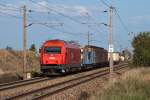 Diesel unter Fahrdraht: Anfang Oktober 2012 ist 2016 017 mit einem kurzen Gterzug bei Helmahof Richtung Deutsch Wagram unterwegs.