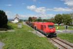 Ein Gterzug passiert den Bahnhof Neckenmarkt / Horitschon und nimmt seine Fracht, die er entlang der Burgenlandbahn  zusammensammelt  mit.