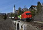 2016 031 + 1116 142 mit einem Gterzug am 04.04.2013 am Gurgelbach-Viadukt nahe Reith bei Seefeld.