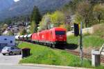 2016 012 und eine unbekannte Taurus Lokomotive Bremsen am 25.04.2013 den tglichen Gterzug Reutte - Innsbruck langsam die Innsbrucker Abfahrt runter.