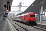 2016 034 fhrt mit ihrem Zug aus Wien Hauptbahnhof ab.