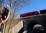 2016 067-7 mit G75855, und einer Teilspiegelung im Verkehrsspiegel beim Schwimmbadviadukt Ried; 140228