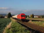 Die 2016 070 mit einem Gaskesselzug am 23.10.2015 unterwegs bei Braunau.