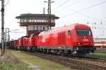 2016 064 + 2x 2070 fahren am 31.03.2007 mit einem Gterzug in Wels durch.