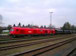 2016 064-8 zieht mit Schwesterlok einen Ganzug mit Rohren Richtung Wels;  (aufgrund  Streckensperre Taufkirchen/Pram-Schrding) Durchfahrt Bhf.RIED i.I.