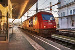 2016 075-1 wird in Salzburger Hbf an eine vierteilige CityShuttle-Garnitur angekuppelt.