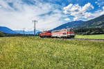 1020 018-6 bringt die von den Lienzer Eisenbahnfreunden gekaufte 2043 049-2 nach Lienz.