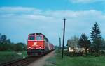 Scan vom Dia: 2043.032 + R4711 bei der Einfahrt in die Haltestelle Mogersdorf. (29.04.1990)