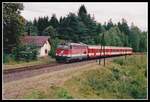 2043 054 ist am 8.08.2002 mit R4587 bei Mittlern unterwegs.