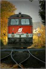 Diesellok 2043 062 fhrt mit einem Schotterzug zu Gleisbauarbeiten in Fohnsdorf.