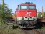 2143 006-1 der SVG (Stauden-Verkehrs-Gesellschaft) wartet am 15.04.09 mit einem Holzzug im Bahnhof Arnsberg.