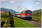 2043 022 mit dem EZ 1999  Wachau  von Linz/Donau Hbf nach Krems an der Donau, am 19.4.2009 kurz nach der Haltestelle Wsendorf-Joching in der Wachau aufgenommen.