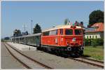 Sonderzug E 16245 von Wien FJB nach Bad Radkersburg am 10.7.2010, ab Spielfeld-Stra mit 2043 005 bespannt, aufgenommen beim Halt in Mureck.