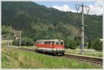 2043 049 (die einzige 2043 mit Wortmarke) fhrt als Lokzug duch die Haltestelle Markt-Sachsenburg.