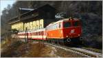 An der Verladerampe in Loja vorbei, fhrt 2043 005 fhrt SDZ 14367 von Linz nach Spitz.Es war die Abschiedfahrt auf der Donauuferbahn.