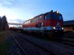  Abendstimmung  2043 021-1 wartet mit G68807 vorm Ausfahrtssignal in Ried, um die Heimreise nach Wels anzutreten; 121126