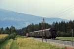 Mit einer damals typischen Wagengarnitur ist eine 2043 im August 1979 bei Lienz unterwegs