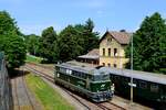 Der Reblausexpress 16970 ist inzwischen am Endbahnhof Drosendorf angekommen und 2043.53 rangiert ans andere Zugende.