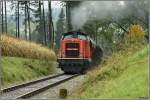 Diesellok 2048 018 f�hrt mit einem G�terzug von Timelkam nach Ampflwang.