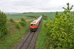 2050 09 und 2143 062 unterwegs mit dem Sonderzug zum “12. Oldtimertreffen auf Schiene & Strasse” von Wien Praterstern nach Ernstbrunn, hier kurz vor Karnabrunn. Die Aufnahme entstand am 05.05.2019.