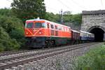 RBAHN 2050.09 hat am 14.September 2019 mit dem SR 17324 (Wien Praterstern - Traiskirchen Aspangbahn) den  Busserltunnel  bei Gumpoldskirchen verlassen.