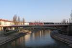 2050.09 am 25.01.2014 mit dem SLP 14316 auf der mittels Lrmschutz verunstalteten Donaukanalbrcke.