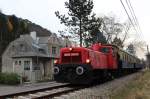 2062 053 mit dem Sonderzug auf der Kaltenleutgebnerbahn von Wien Liesing (Lg) nach Waldmhle (Wam), hier zum sehen in der Waldmhlengasse; 11.11.2012