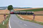 2062 053 quert mit dem Nostalgie Express  Leiser Berge  die Bundesstraße L 28 bei Naglern.