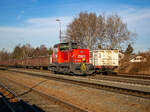 Messendorf. Die 1068 048 verschiebt an diesem warmen Morgen des 07.02.2024 im Bahnhof Messendorf.