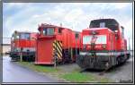 Dieselloks 2143 011 und 2068 042 sowie der Schneerumer 9760 013 stehen vor dem Heizhaus in Knittelfeld.