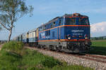 2143 062 mit dem ersten  Nostalgieexpress Leiser Berge  des Jahres 2017, am 06.05.2017 kurz vor der Haltestelle in Stetten.