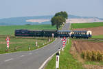 Regiobahn 2143 062 quert mit dem Nostalgie Express  Leiser Berge  die Landesstraße 28 bei Naglern.