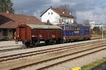 RBAHN 2143 062-5 am 22.Februar 2019 beim Verschub mit dem Materialwagen A-KSE 40 81 9408 121-7 (ex Tms) im Bahnhof Ernstbrunn.