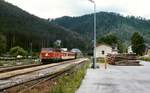 2143 009-5 steht im Juni 1987 mit einem Regionalzug nach Wiener Neustadt abfahrbereit im Bahnhof Gutenstein