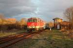 2143 006-1 der Stauden Verkehr Gesellschaft kommt mit den letzten Sonnenstralen in den Bahnhof Hagenow gefahren.