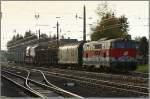 Diesellok 2143 045 fhrt mit einem gemischten Gterzug in den Zeltweger Bahnhof ein.