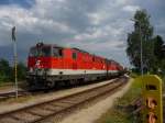 Nach der berquerung der Zwettler Eisenbahnbrcke wurde der von der 2143.50 und 2143.58 gezogene Gterzug fr mehr als eine halbe Stunde abgestellt und den Gegenzug abzuwarten, da die nchste