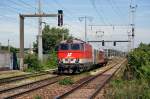 2143 053 rollt gemchlich mit Hilfszug und defekten Wagen durch die S-Bahnhaltestelle Wien Haidestrae, 26.08.2010.