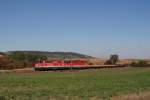 2143.055 und 058 als FGAG (Flachwagenschadenganzgterzug) 52183 in der Steigung bei Ederding nchst Statzendorf.