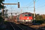 2143 055 und 2143 040 befrdern diesen Gterzug am 17.10.2011 Richtung Wien Zentralverschiebebahnhof.