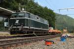 2143 040 vor einem Bauzug zw den Bahnhfen Gloggnitz und Payerbach-Reichenau zu sehn, aufgenommen in der Haltestelle Schlgmhle; am 30.07.2012