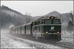 2143 040-0 mit SR 14090 (Gt - Woe), aufgenommen am 24.12.2012 zwischen Gutenstein und Pernitz.