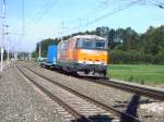 Die Swieteslkylok 2143 032 unterwegs auf der Phyrnbahn bei Wartberg/Krems am 09.10.2006 mit 2 Bauwagen.