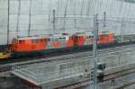 SBB/RTS: Am Samstag den 5. Oktober 2013 stand die RTS-Doppeltraktion bestehend aus 9281 2143 007-0A und 9281 2143 012-0A (ehemals Oesterreichische Bundesbahn) auf der Grossbaustelle in Zürich Oerlikon mit schweren Bauzügen im Einsatz. (Die Aufnahmebedingungen waren sehr schwierig. Diese sehr seltene Aufnahme konnte nur durch die kleine Glasscheibe der Baustellenabsperrung entstehen !)
Foto: Walter Ruetsch