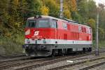 2143 033 fhrt am 14.10.2013 als Lokzug durch den Bahnhof Wartberg im Mrztal.